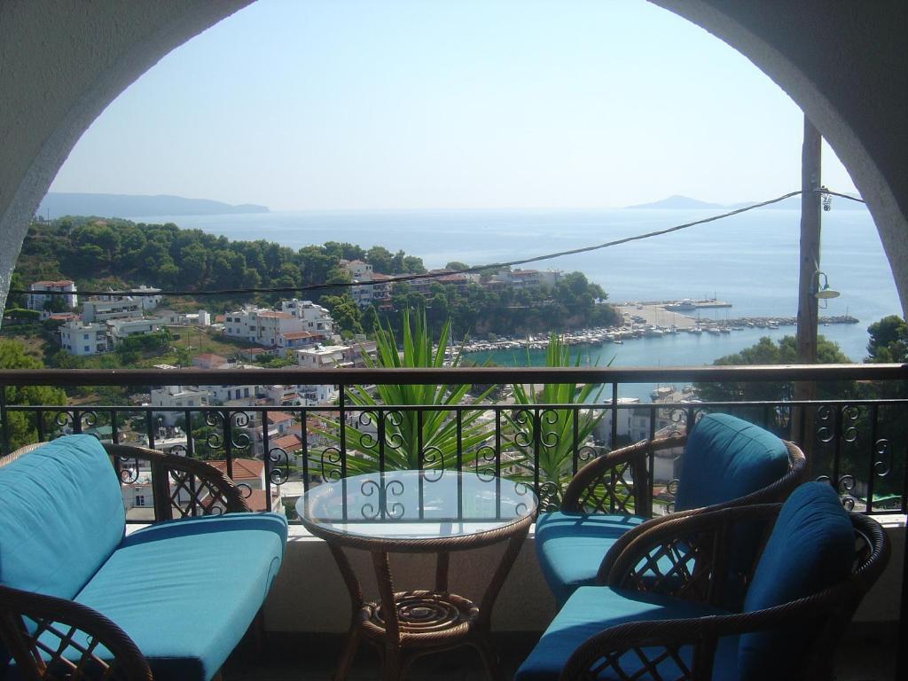 Captain George'S Apartments Патитири Екстериор снимка